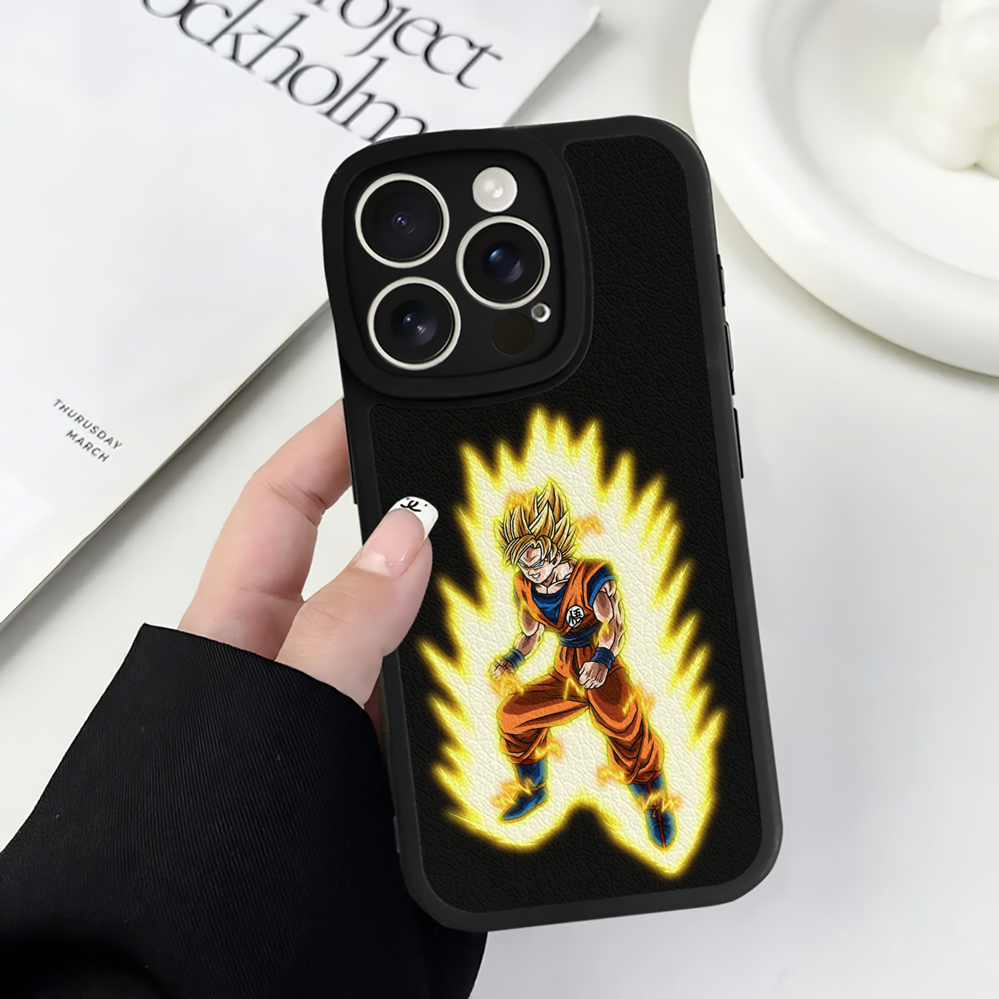 （画像用） ドラゴンボール 孫悟空（そん ごくう）Son Goku カカロット DRAGON BALL Kakarotto 【iPhone 16シリーズ対応】シリコンスマホケース（レザー調） 材質：シリコン